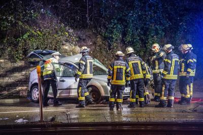 Stuttgart: Pkw faehrt gegen Mauer - Mehrere Verletzte